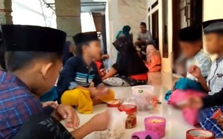 Aksi Anak-Anak di Bawah Umur Merokok saat Lebaran