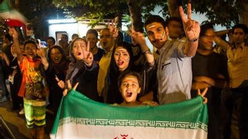 It Turns Out That It's Not Just The Japanese Supporter, The Iranian Supporter Is Also The Clean-Clean Tribune