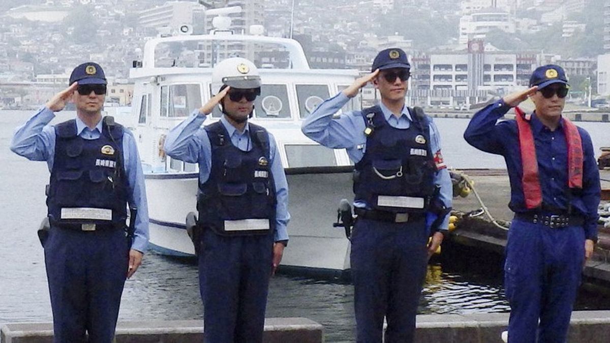 Japanese Police Allow Members To Use Black Glasses While On Duty