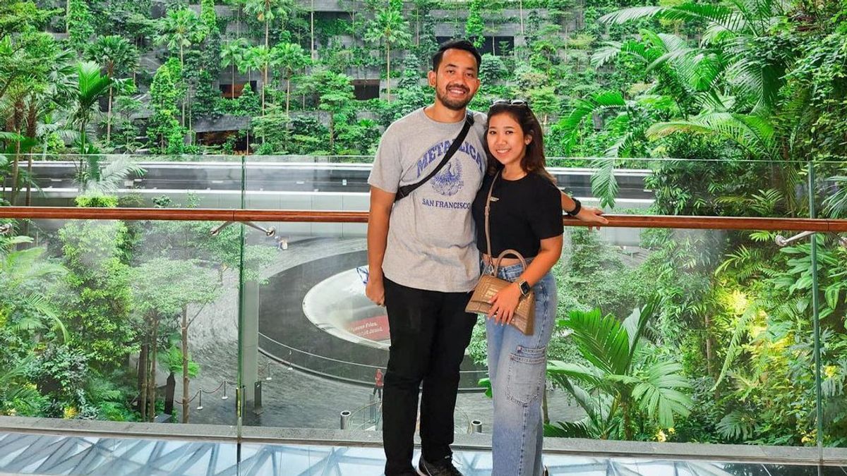 Kiky Saputri Uploads Mesra's Photo In Singapore With Her Boyfriend, Warganet: His Room 1 Or 2?