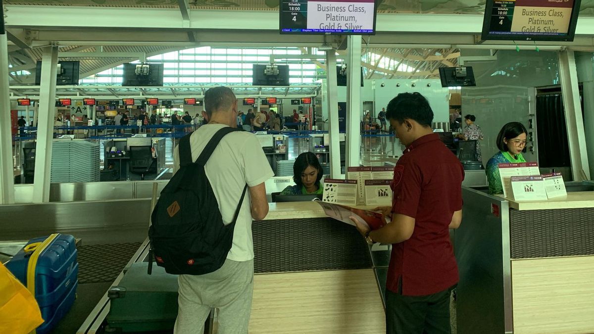 Acungkan Jari Tengah ke Petugas Imigrasi Bali, Bule Prancis Dideportasi 