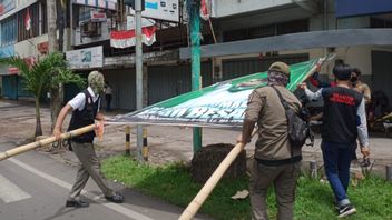 Satpol PP Removed The Rizieq Shihab Billboards In Makassar, The Reason Is To Maintain Harmony