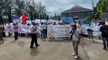 Gaji Belum Turun Sejak Mei 2022, Massa Guru PPPK Geruduk Kantor Gubernur Papua Barat Daya