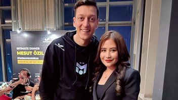 Prilly Latuconsina <i>Dinner</i> Bareng Mesut Ozil, Netizen: Ajak Gabung ke Persikota Tangerang