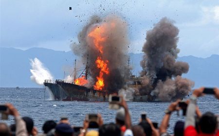 Luhut Tak Setuju Penenggelaman Kapal Ala Susi Pudjiastuti dalam Memori Hari Ini, 3 Desember 2018