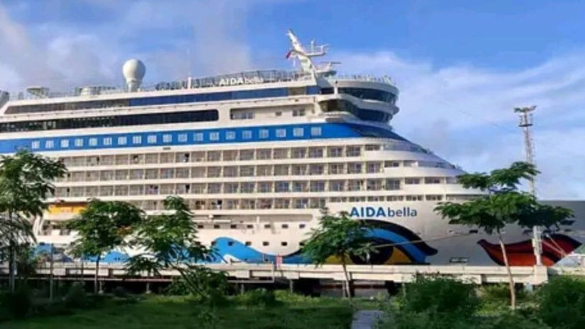 Le bateau de croisière Aida Bellla s’est arrêté au port de Lembar pour amener des milliers de touristes
