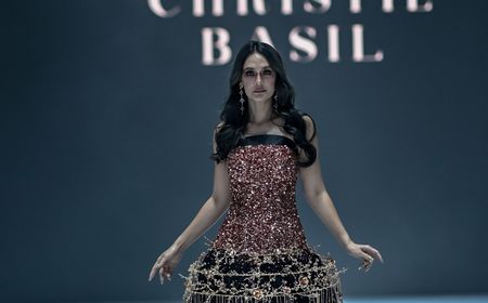 Berhiaskan Kristal Terracotta, Pesona Luna Maya Tampil di Jakarta Fashion Week 2025