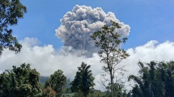 غرب سومطرة جبل مارابي يعود إلى الانفجار