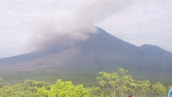 今朝、セメル山は3つの熱い雲を打ち上げたと記録され、住民は慎重であり続けるよう求められた