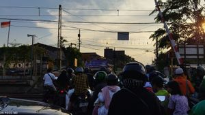 Perlintasan KA Stasiun Pondok Jati Kembali Makan Korban, Sopir Angkot dan Anaknya Terserempet KA Saat Menyeberang Rel