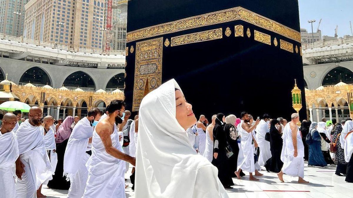 4 Gaya Cantik Fuji Pakai Hijab Saat Umroh, Warganet Minta Kekasih Thoriq Halilintar Fokus Ibadah