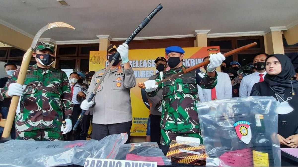 Rocked By Alcohol Until He Is Drunk, Dadang Crocodile Shows His Best: TNI Officers To Police In Garut Invited To Duel Using Machetes