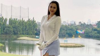 Aura Kasih Plays Golf In A Mini Skirt, Wargenet Willing To Become A Stick