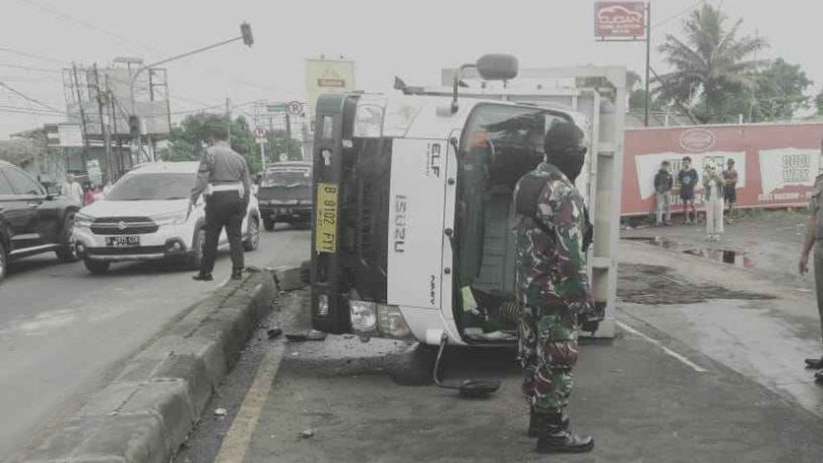 Loss Of Control, Gas Cylinder Loading Truck Overturned On Jalan Raya Kemang Bogor