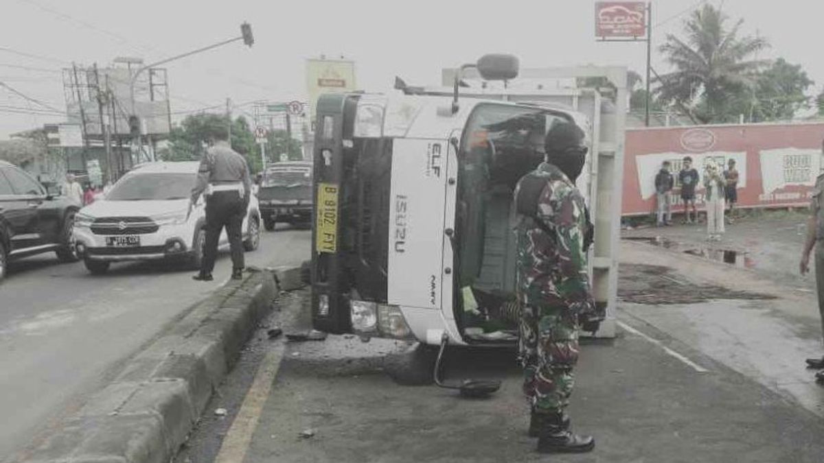 Hilang kendali, Truk Muatan Tabung Gas Terguling di Jalan Raya Kemang Bogor