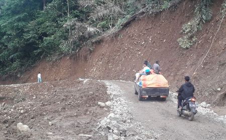 Sempat Putus Total Imbas Longsor Susulan, Jalur Simpang Empat-Talu di Pasaman Barat Sudah Bisa Dilalui Kendaraan