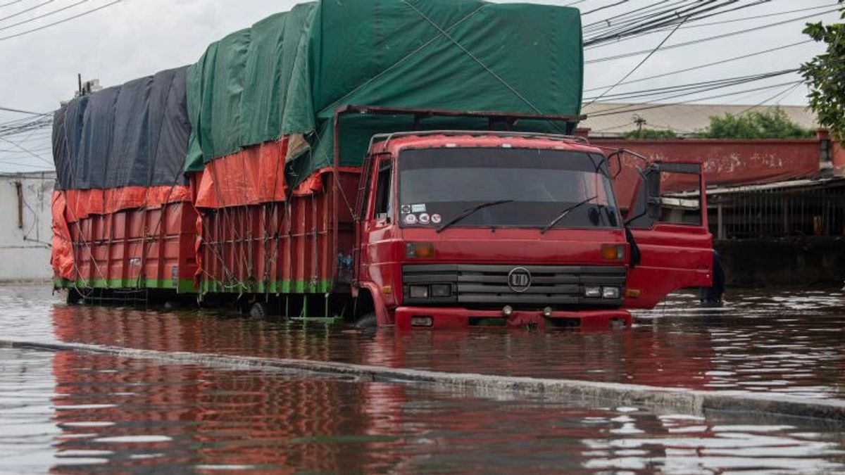 One Resident Died During Floods At Dinar Indah Housing Semarang, Allegedly Lock In The House