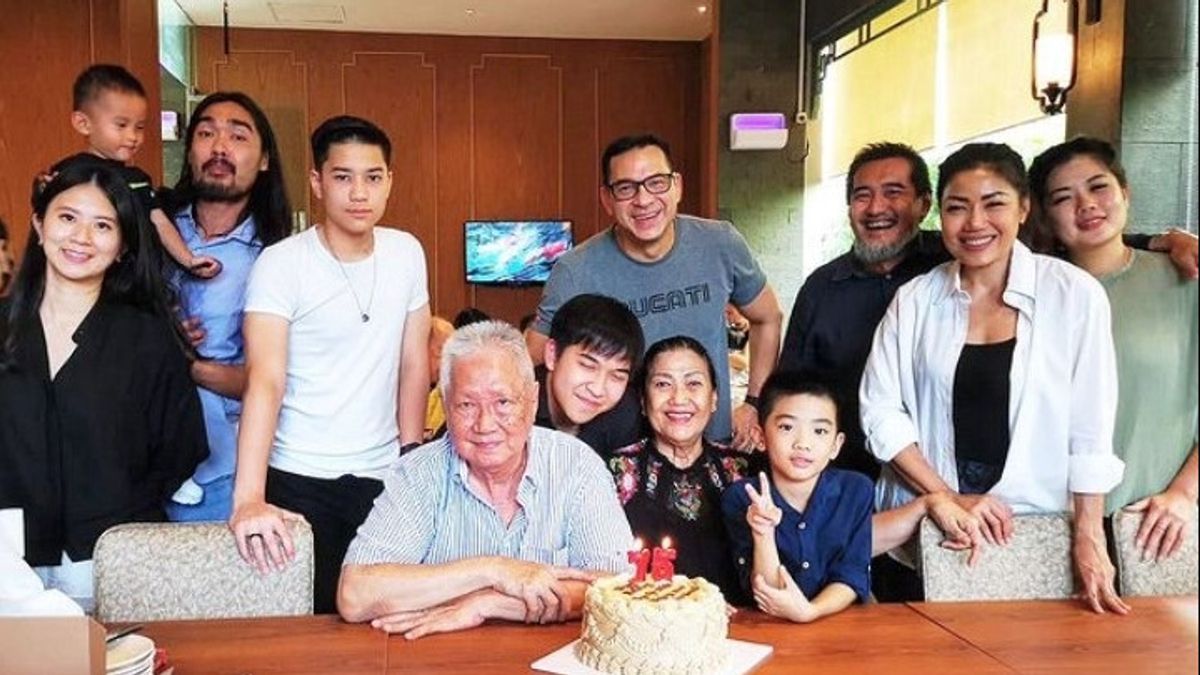 Ari Wibowo Participates Inge Anugrah's Father's Birthday, Netizens Hope To Reconcile