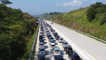 Des centaines de milliers de véhicules ont fui Sukabumi à travers la route à péage de Boyimi pendant Noël et le Nouvel An