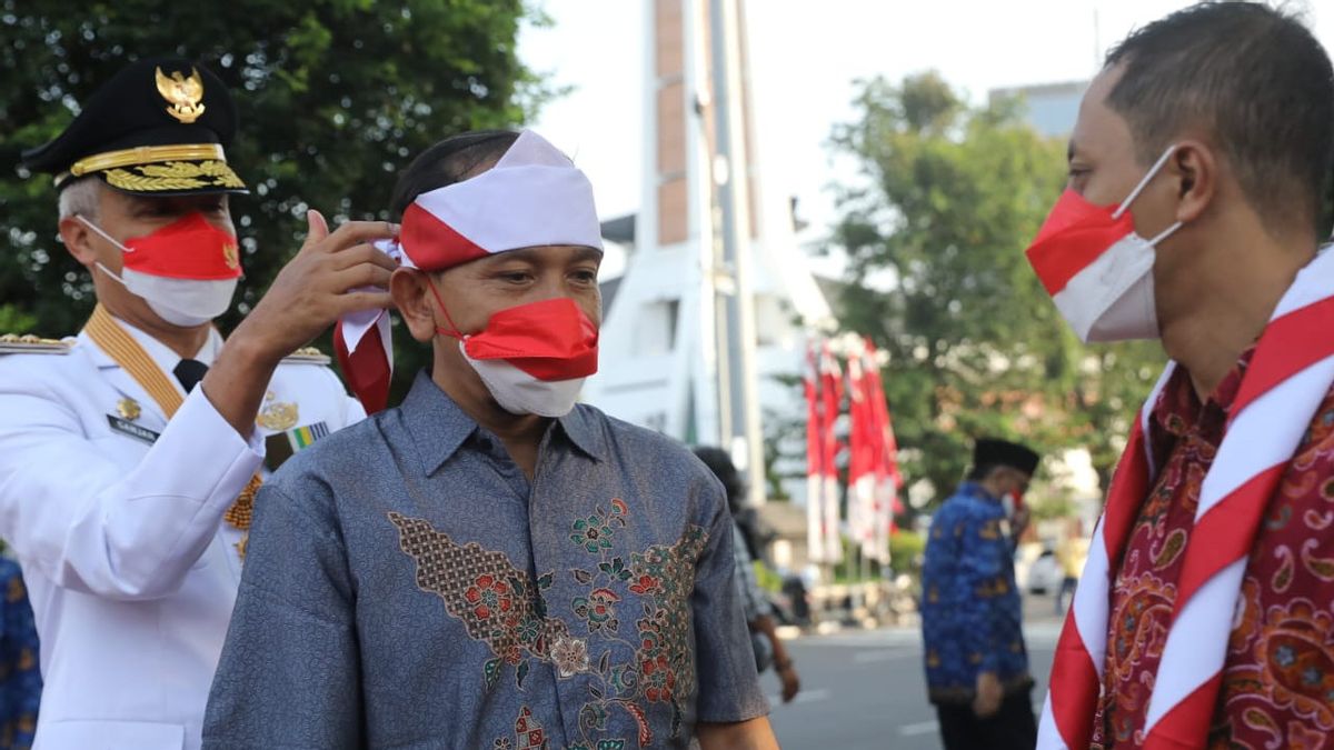 元囚人が母なる地球に戻り、スマランでのインドネシア独立式典に参加
