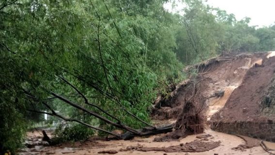 Jalan Poros Mamuju Mamasa Sulbar Tertutup Longsor