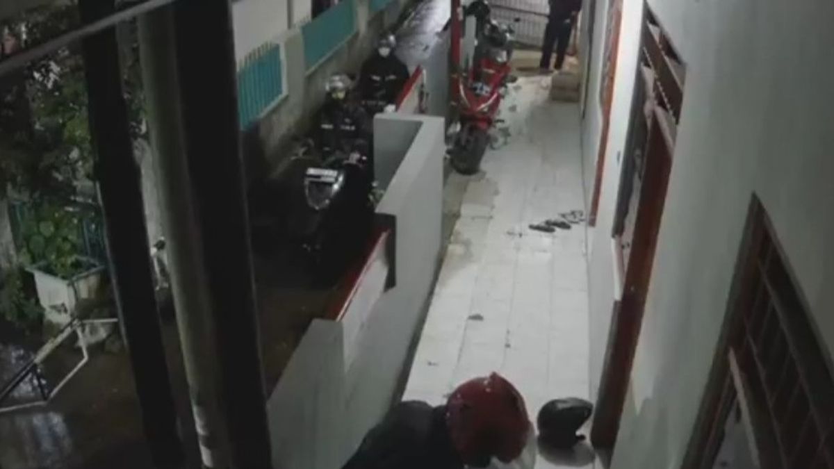 في العمل عندما تمطر ، تسرق عصابة كورانمور 2 دراجات نارية يملكها سكان مستأجرون في سيبينانج ملايو