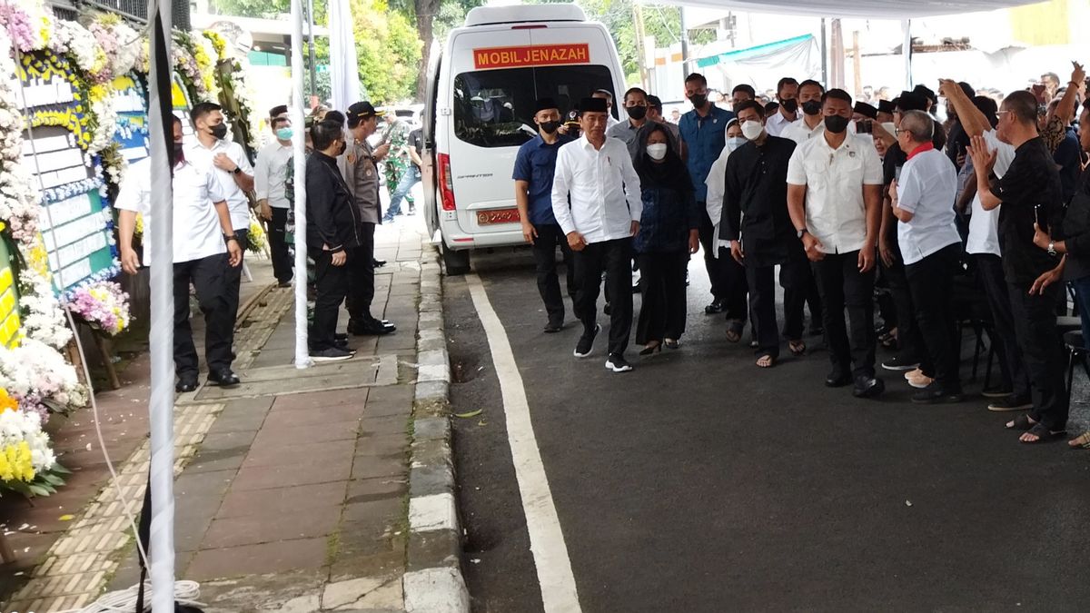 Gunakan Kemeja Putih dan Kopiah Hitam, Presiden Jokowi Melayat ke Rumah Duka Istri Moeldoko