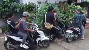 一伙男子在Cengkareng声称收债人携带锋利武器