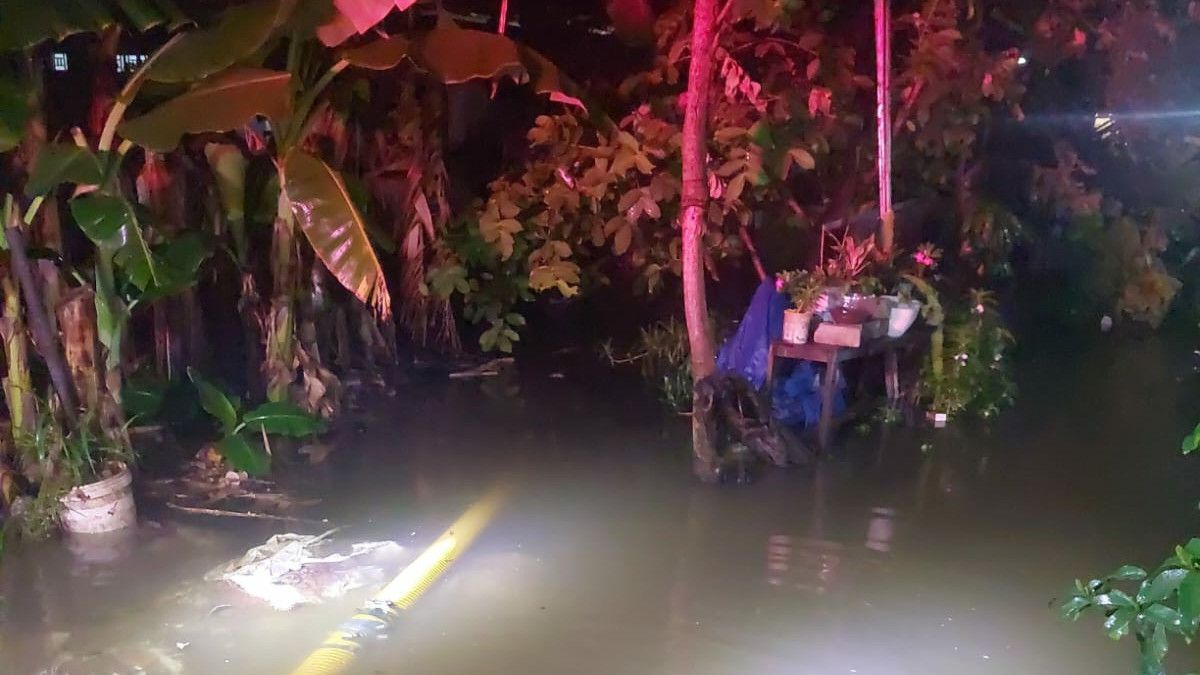 マカサール・ジャクティムの大雨、道路、崖の遺体による地すべり