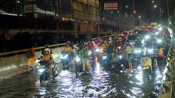 夜明けまで、ジャカルタの住民は洪水でまだ戦っています