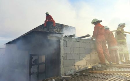 Petugas Pemadam Terkendala Akses Jalan Sempit Saat Menuju Lokasi Kebakaran di Kebon Jeruk