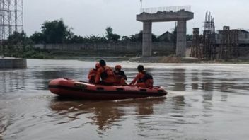  Penyeberangan Lintas Tuban-Bojonegoro di Sungai Bengawan Solo Liar