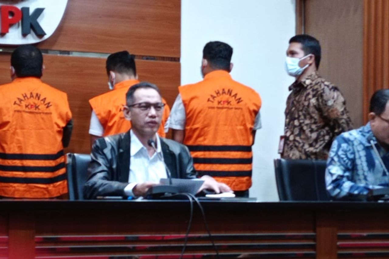 KPK OTTによって逮捕されたラングカット・リージェントの年表:IDR 786百万贈収賄の証拠、テルビット・レンカナ・ペランジン・アンジンが自首
