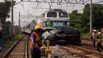 جره قطار Argo Sindoro على بعد 800 متر ، قتل سائق Avanza 2 من الركاب على قيد الحياة