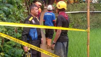 Police Guard The Landslide Location Thatbuns Fathers And Children In Sukabumi