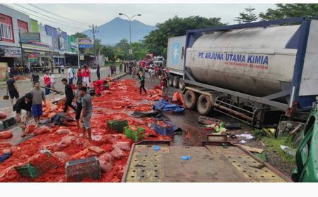 Diduga Rem Blong, Truk Tangki di Salatiga Hantam Kontainer Seret 2 Pengendara Motor, 1 Tewas di Tempat