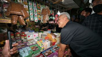 Blusukan sur le marché de Pucang Anom, Ganjar dit que les prix de chaîne commencent à baisser