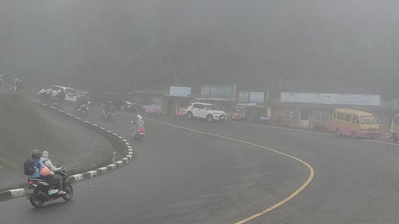 Kabut Tebal dan Hujan Deras Selimuti Puncak–Cianjur, Polisi Minta Pengendara Ekstra Waspada