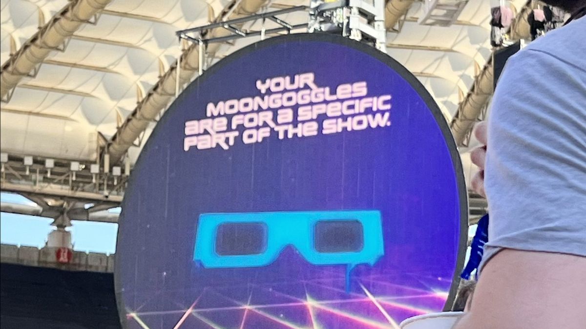 Coldplay Shares Special Glasses To Spectators During Concerts In Rome