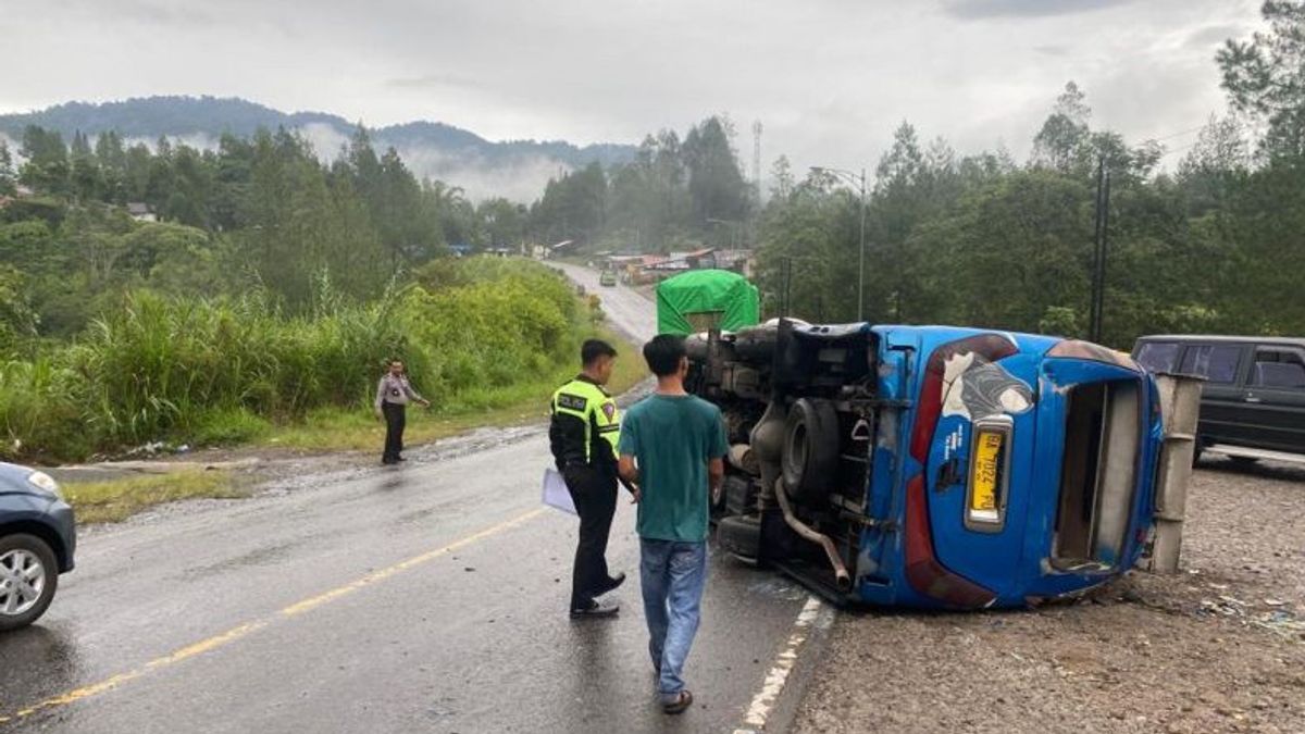 Bus Overturned In Solok, West Sumatra, 8 People Injured