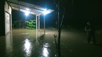 高い雨の強さ、洪水によって避難したロンボク島中部のキダン村の何百人もの住民