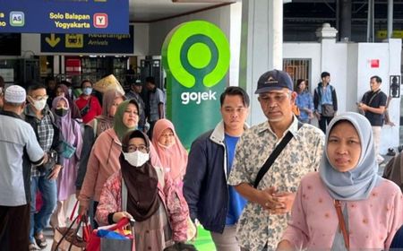 Ribuan Penumpang Turun di Stasiun Solobalapan pada H-2 Lebaran