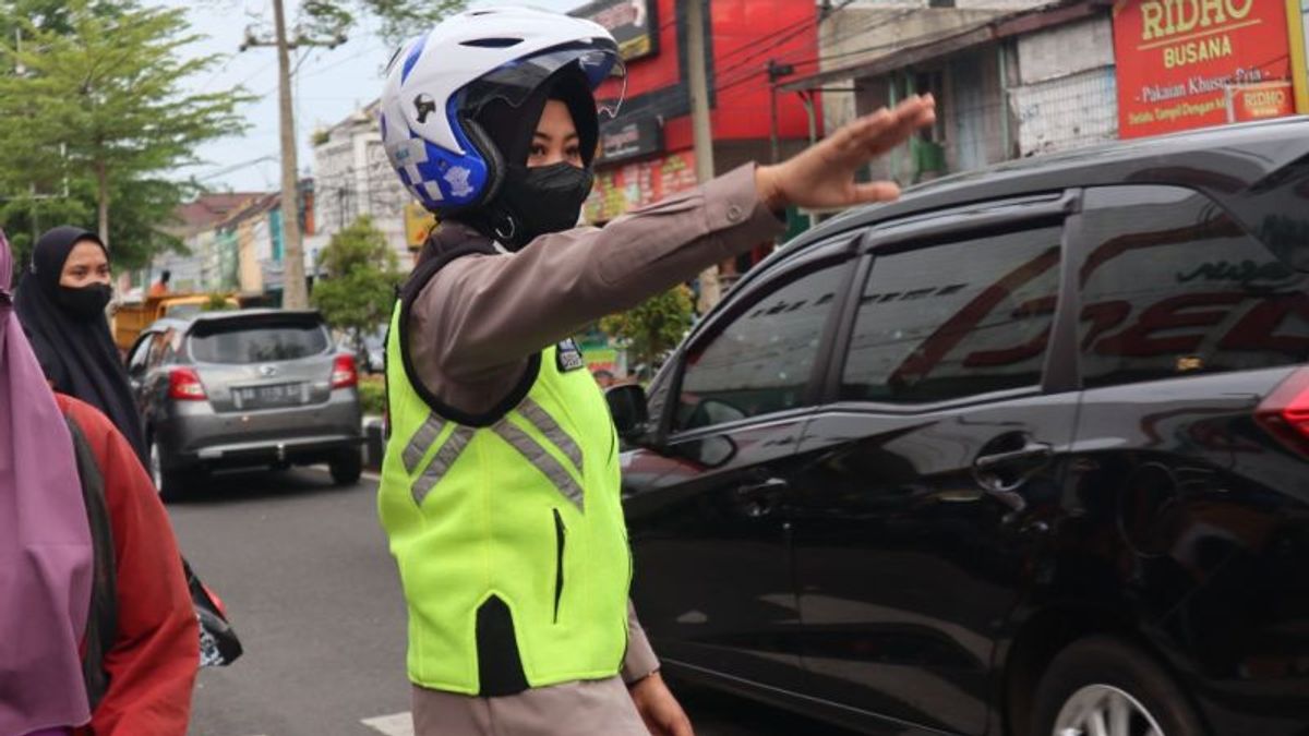 Polwan Satlantas Purbalingga Police Involved In Team Unravel, Patrol Tasks To Monitor Traffic Flow