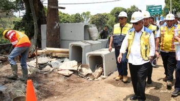 PUPR部长Basuki Hadimuljono Harap Sri Mulyani批准了15万亿印尼盾的预算,用于修复损坏的道路