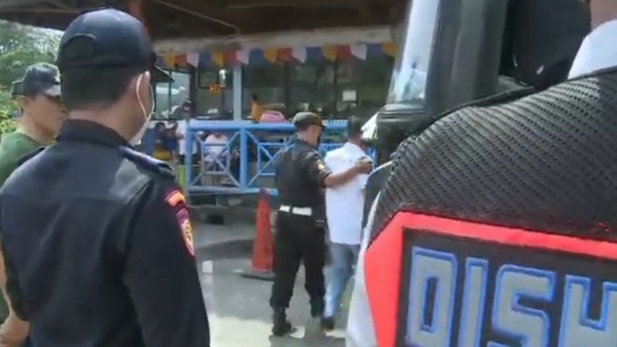 ほとんど衝突し、バスPO管理が警官によってチェックされたバスを受け入れなかったため、カンポンランブータンターミナルで騒ぎ