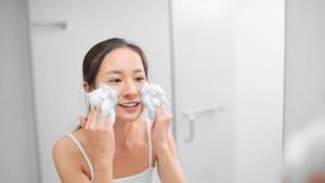 Mengapa Sabun Cuci Muka Harus Ber-pH Rendah? Ini Penjelasan Ahli Kulit