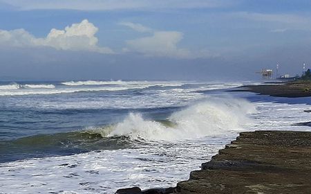 Wisatawan Diingatkan Waspadai Gelombang Tinggi di Pantai Selatan Jawa