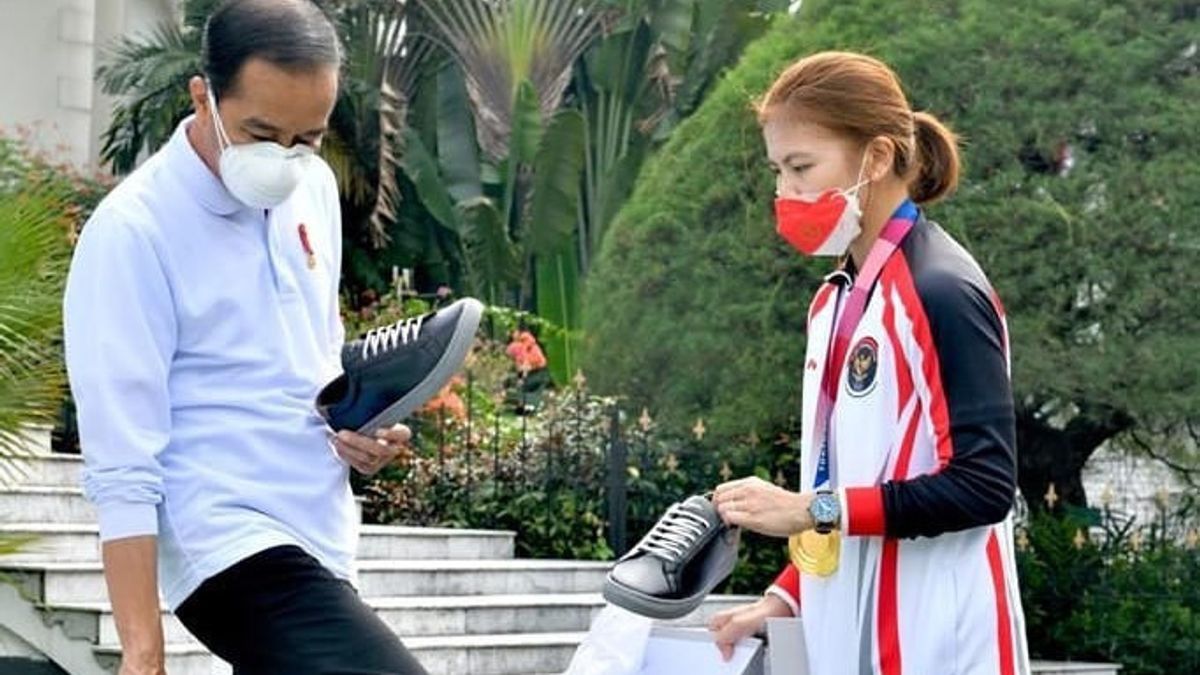 Jokowi Beli dan Unggah Sepatu Sneaker Buatan Greysia Polii di Akun Instagram
