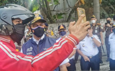 Aksi Anies Baswedan Setop Pekerja di Daan Mogot: Telepon Bos Kamu Bilang Disuruh Gubernur di Rumah Saja