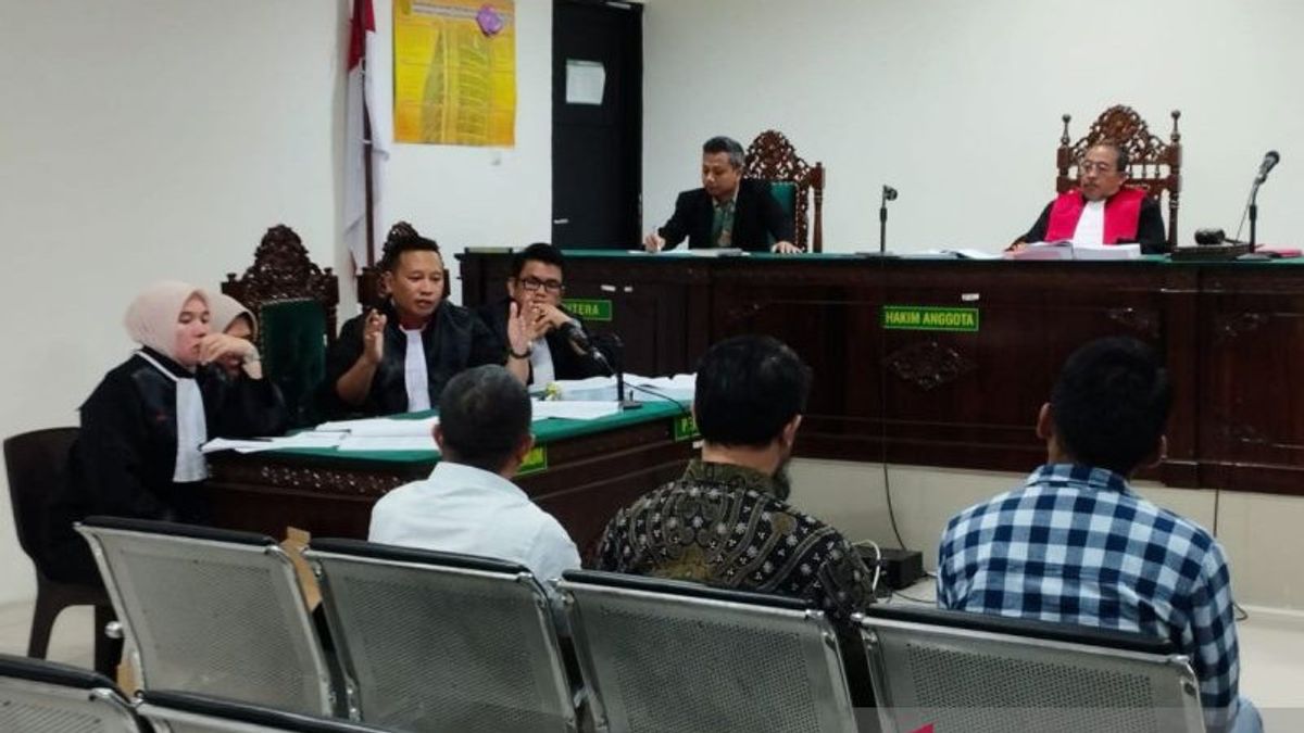 Donc, Des témoins, 3 hauts responsables de BSI Bengkulu ont déclaré que les procédures de distribution KUR ne respectaient pas les règles